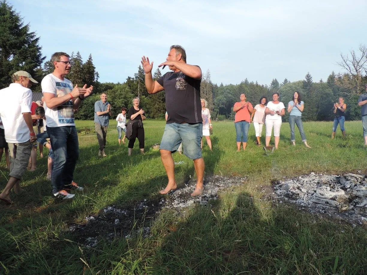 Bernhard spricht auf einer Wiese vor einer Gruppe