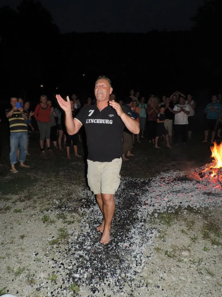 Feuerlauf bei Nacht, rechts lodert das Feuer