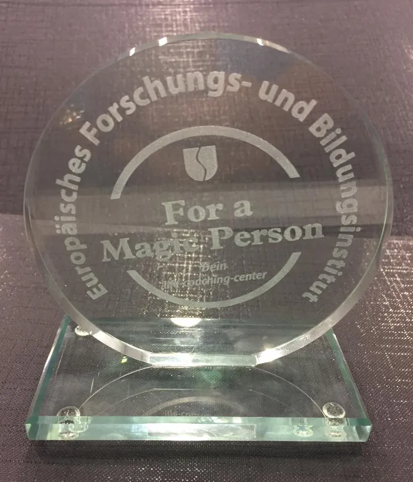 Gläserne Auszeichnung mit der Gravur „For a Magic Person“ und „Europäisches Forschungs- und Bildungsinstitut“