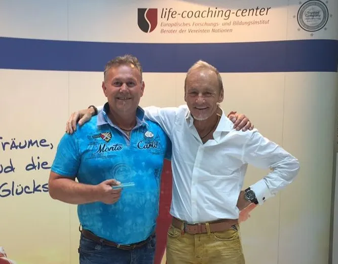 Bernhard Wanner im blauen Hemd Arm in Arm mit Ewald Schober